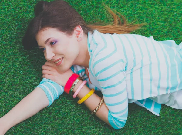 Jeune femme assise sur de l'herbe verte. Portreit jeune femme — Photo
