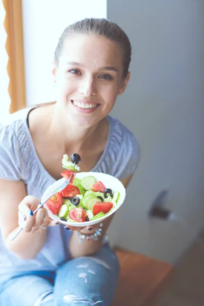 En vacker flicka som äter hälsosam mat. Vacker flicka — Stockfoto