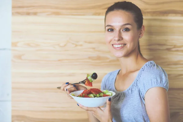 Uma linda garota comendo comida saudável. Menina bonita — Fotografia de Stock