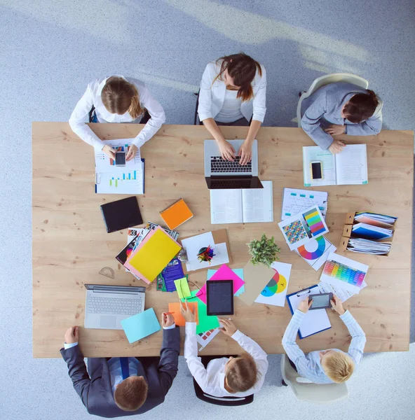 Geschäftsleute sitzen und diskutieren bei Geschäftstreffen, im Büro — Stockfoto