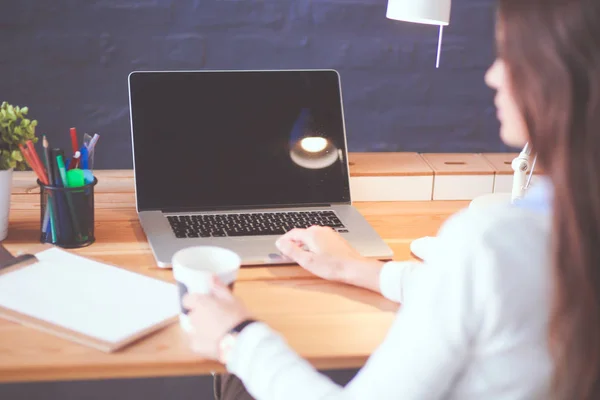 Porträt einer entspannten jungen Frau, die mit einer Tasse Kaffee an ihrem Schreibtisch sitzt. Geschäftsfrau. Arbeitsplatz — Stockfoto