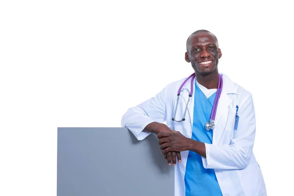 Dokter pria memegang plakat kosong. Dokter. Billboard — Stok Foto