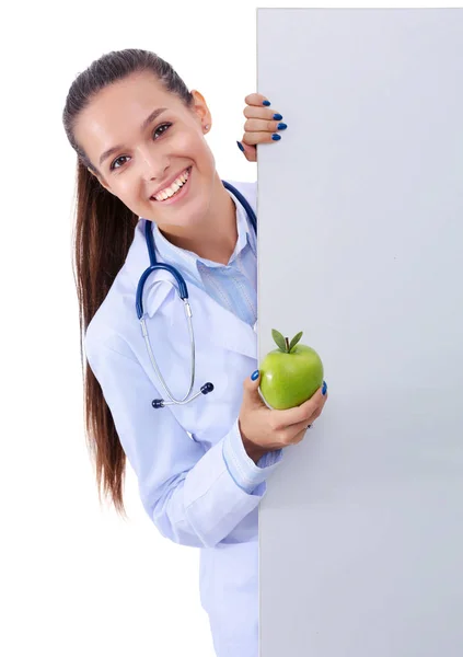 Улыбающийся доктор с яблоком и чистым баннером. Женщины-врачи. — стоковое фото