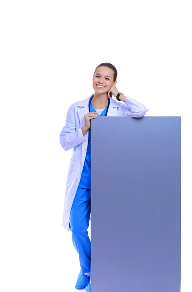 Una doctora con una cartelera en blanco. Mujer doctora — Foto de Stock