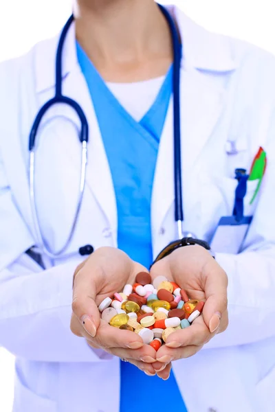 Doktorn håller en hög med droger i en hand. Kvinnlig läkare — Stockfoto