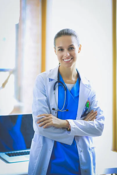 Vrouwelijke dokter bij het raam in het ziekenhuis. Vrouwelijke dokter — Stockfoto