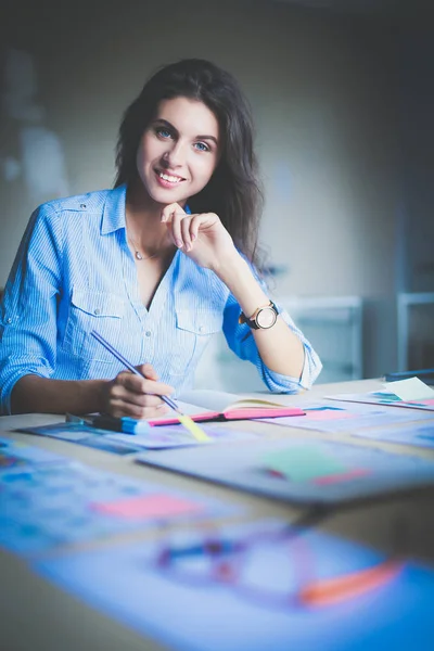 Une jeune femme assise à la table du bureau. Jeune femme . — Photo