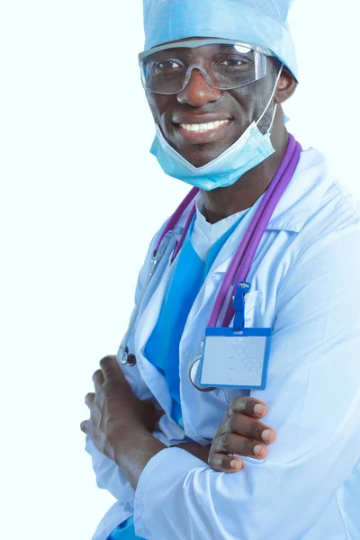 一个戴着面具和制服的医生的画像。被白色背景隔离。博士. — 图库照片