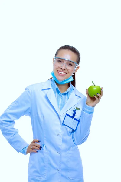 Dentista medico donna tenere verde mela fresca in mano e spazzolino da denti. Medici dentisti. Medici donna — Foto Stock