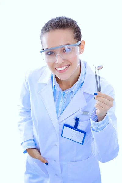 Piękna lekarka dentystka trzymająca i pokazująca szczoteczkę wyizolowaną na białym tle. Lekarz dentysta — Zdjęcie stockowe