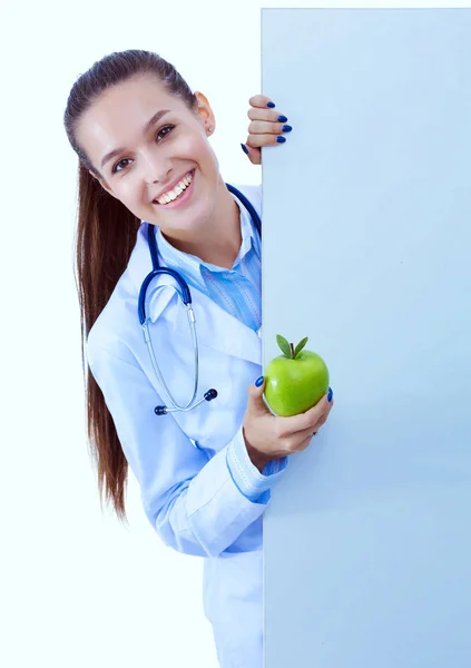 Médico sonriente con pancarta de manzana y blanco. Mujeres doctores. —  Fotos de Stock