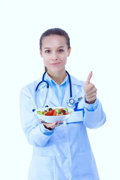 Portrait of a beautiful woman doctor holding a plate with fresh vegetables. Woman doctors. — Stock Photo, Image