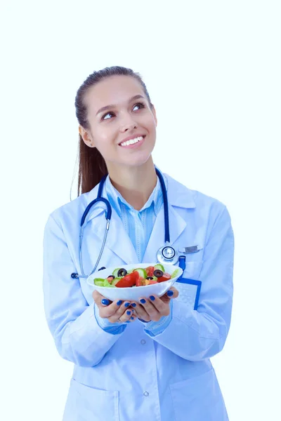 신선 한 야채가 담긴 접시를 들고 있는 아름다운 여자 의사의 모습. 여성 의사들. — 스톡 사진