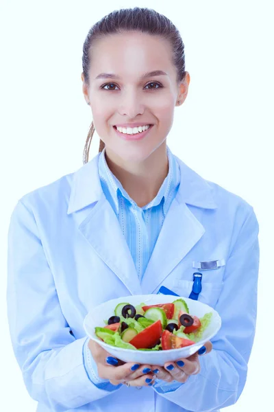 Portret pięknej pani doktor trzymającej talerz ze świeżymi warzywami. Lekarki. — Zdjęcie stockowe