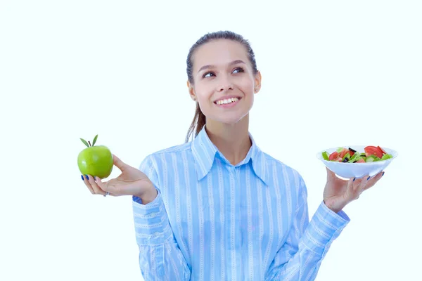 Retrato de una hermosa doctora sosteniendo un plato con verduras frescas y manzana verde. Mujer doctora — Foto de Stock