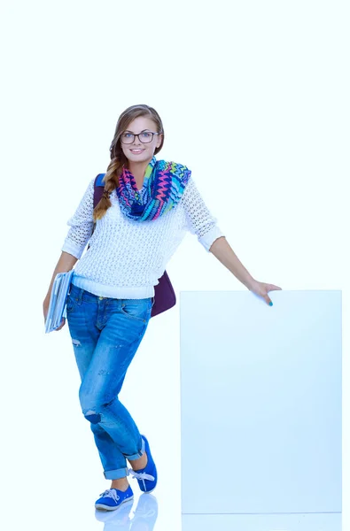 Mooie student woman wijzend op een leeg bord. Student. — Stockfoto