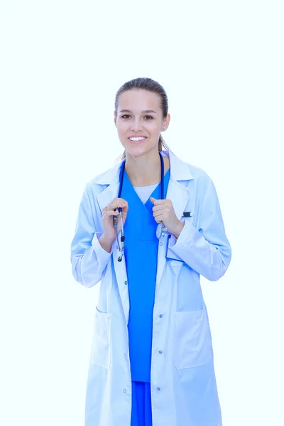 Bella giovane donna in cappotto bianco in posa con mano in tasca. Donna medico — Foto Stock