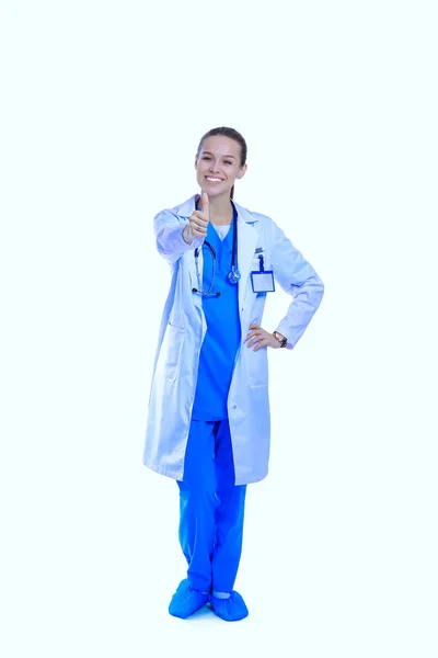 Όμορφη νεαρή γυναίκα με λευκό παλτό ποζάρει με το χέρι στην τσέπη. Γυναίκα γιατρός — Φωτογραφία Αρχείου