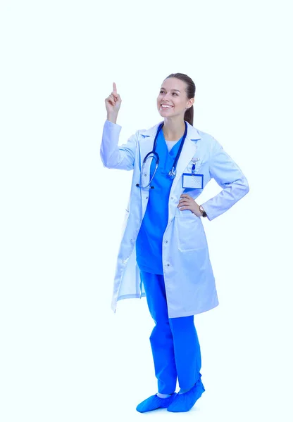 Hermosa joven con abrigo blanco posando con la mano en el bolsillo. Mujer doctora —  Fotos de Stock