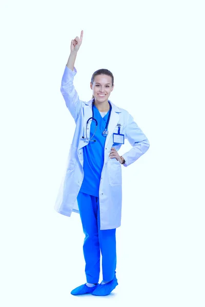 Gyönyörű fiatal nő fehér kabátban, kéz a kézben pózol. Női orvos — Stock Fotó