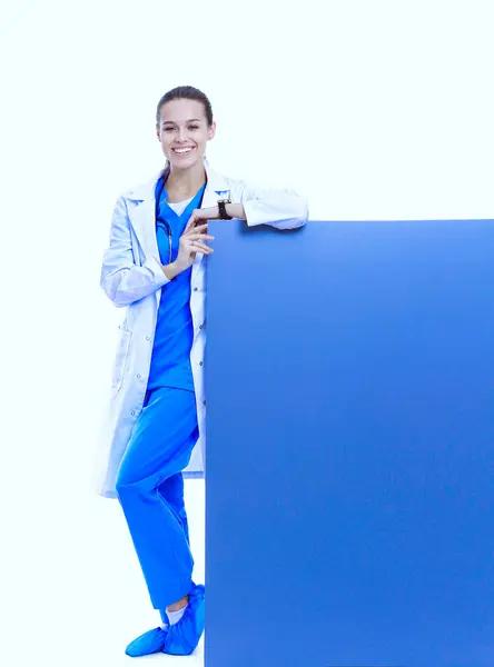 Una doctora con una cartelera en blanco. Mujer doctora —  Fotos de Stock