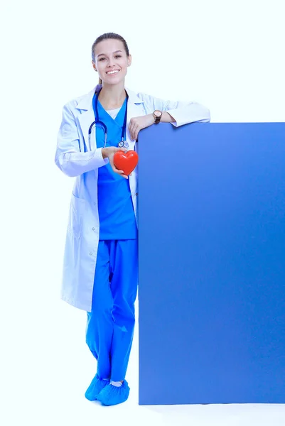 Uma médica com um cartaz em branco. Mulher médica — Fotografia de Stock