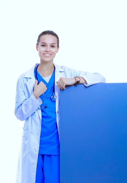 Egy doktornő egy üres hirdetőtáblával. Női orvos — Stock Fotó