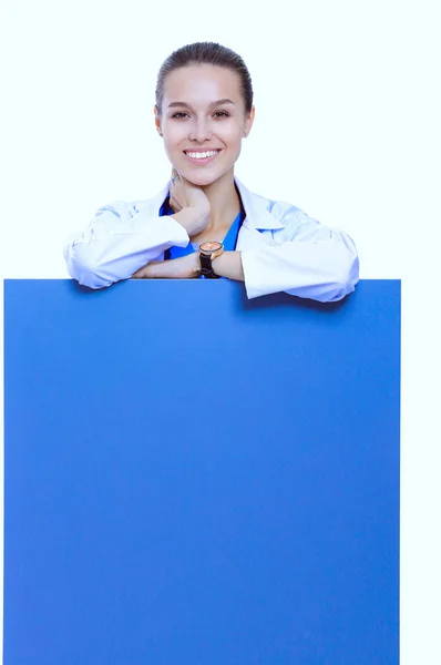 Μια γυναίκα γιατρός με λευκή πινακίδα. Γυναίκα γιατρός — Φωτογραφία Αρχείου