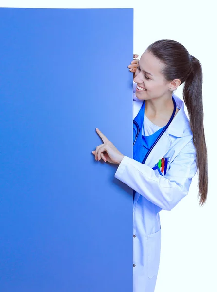 Une femme médecin avec un panneau blanc. Femme médecin — Photo