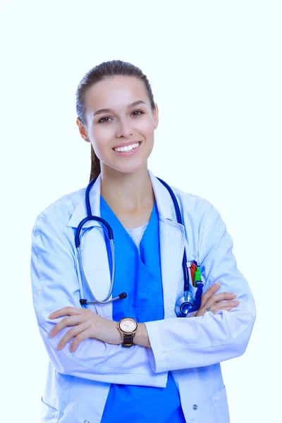 Hermosa joven con abrigo blanco posando con la mano en el bolsillo. Mujer doctora — Foto de Stock