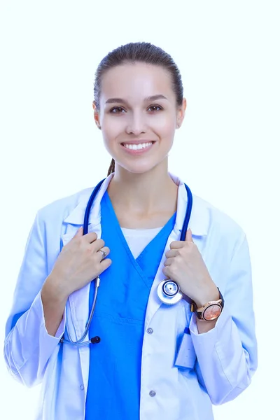 Hermosa joven con abrigo blanco posando con la mano en el bolsillo. Mujer doctora — Foto de Stock