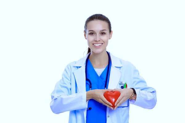 Médecin féminin positif debout avec stéthoscope et symbole du cœur rouge isolé. Femme médecin — Photo