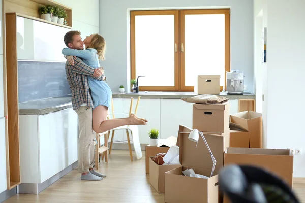Portretul unui cuplu tânăr care se mută într-o casă nouă. Tineri cuplu — Fotografie, imagine de stoc