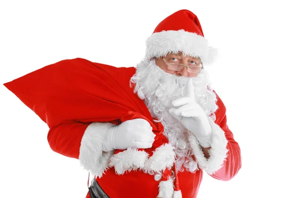 Echter Weihnachtsmann mit großer Tasche voller Geschenke, isoliert auf weißem Hintergrund. — Stockfoto