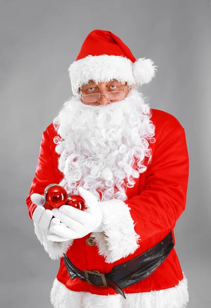 Санта-Клаус с рождественским мячом, изолированные на белом фоне . — стоковое фото