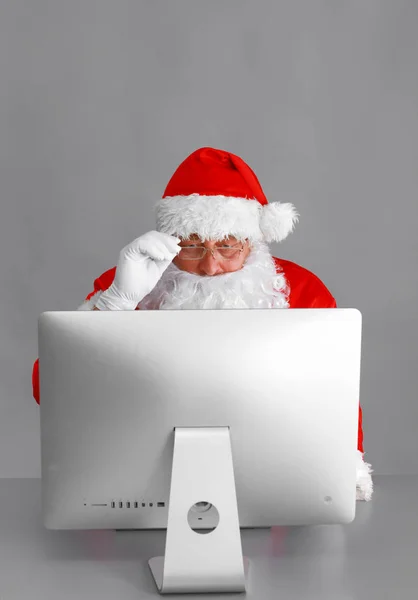 Santa Claus czytanie dzieci, listów i pisanie odpowiedzi na nich za pomocą laptopa . — Zdjęcie stockowe