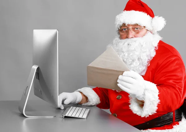 Santa Claus czytanie dzieci, listów i pisanie odpowiedzi na nich za pomocą laptopa . — Zdjęcie stockowe