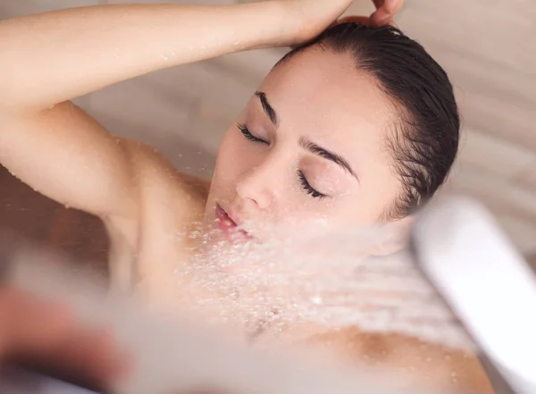 Jonge beautyful vrouw onder de douche in de badkamer. — Stockfoto