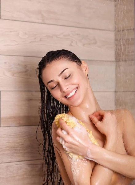 Jonge beautyful vrouw onder de douche in de badkamer. — Stockfoto