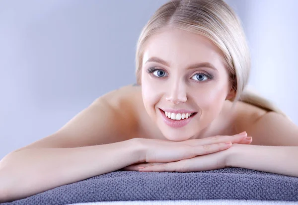 Jeune femme allongée sur une table de massage, relaxante. Femme. Salon de spa — Photo