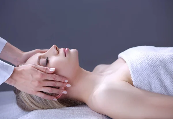 Jovem deitada em uma mesa de massagem, relaxando com os olhos fechados. Mulher. Salão de Spa — Fotografia de Stock