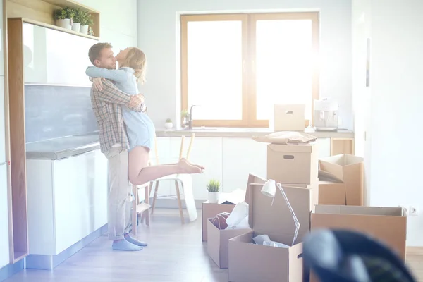 Retrato de um jovem casal a mudar-se para uma nova casa. Casal jovem — Fotografia de Stock