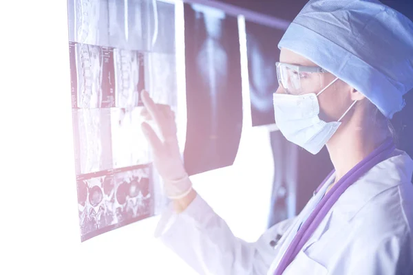 Duas mulheres médicas olhando para raios-x em um hospital. — Fotografia de Stock