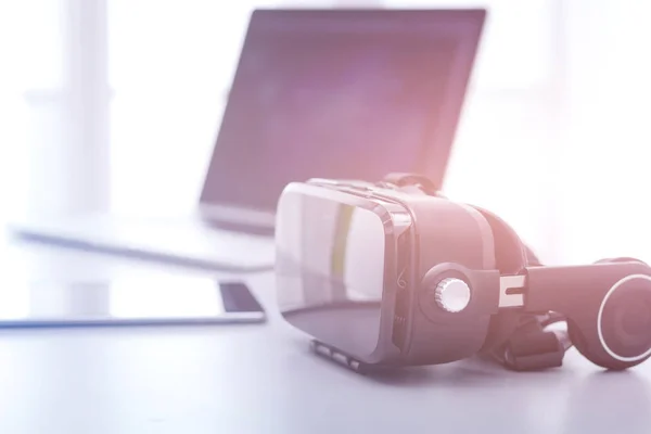 Gafas de realidad virtual en el escritorio con portátil. negocios. tecnología 3d —  Fotos de Stock