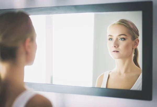 Rosto de jovem bela mulher saudável e reflexão no espelho — Fotografia de Stock