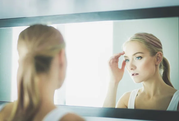 Gesicht einer jungen schönen, gesunden Frau und Spiegelung im Spiegel — Stockfoto