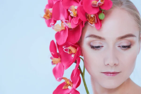 Young beauty woman with flower near face — Stock Photo, Image