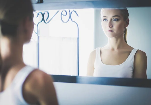 Gesicht einer jungen schönen, gesunden Frau und Spiegelung im Spiegel — Stockfoto