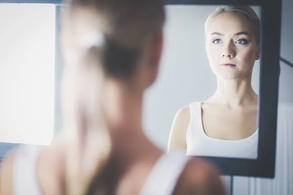 Обличчя молодої красивої здорової жінки і відображення у дзеркалі — стокове фото
