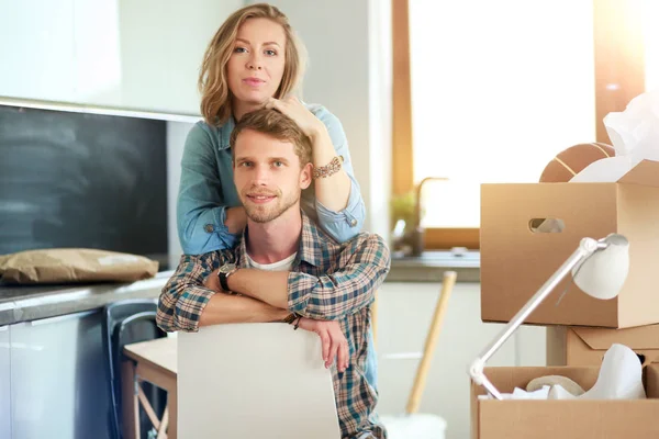 Porträtt av unga par som flyttar i nya hem. Ungt par — Stockfoto
